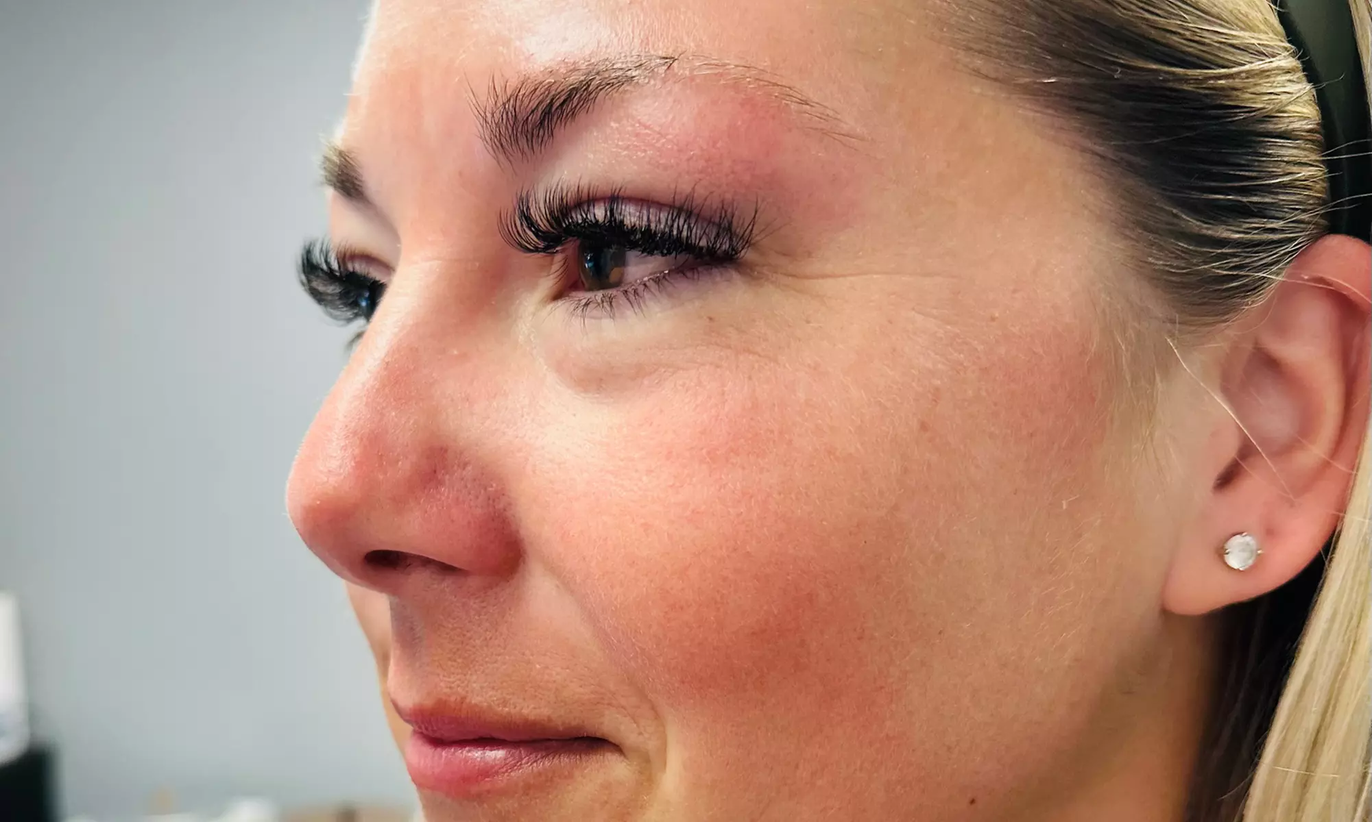 Get stunning eyelash extensions with classic and hybrid options