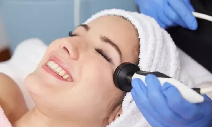 Hasta un 71% de descuento en radiofrecuencia facial Indiba y exfoliación con punta de diamante en Estetica Criss - Primary Image