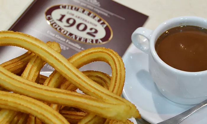 2 tazas de chocolate con churros en Chocolatería Los artesanos 1902