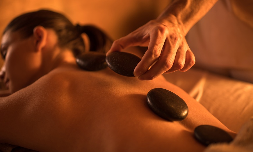Image 1: 60 oder 75 Min. Hot-Stone-Ganzkörpermassage für 1 Person