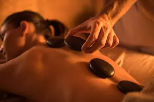 60 oder 75 Min. Hot-Stone-Ganzkörpermassage für 1 Person (bis zu 36% sparen)