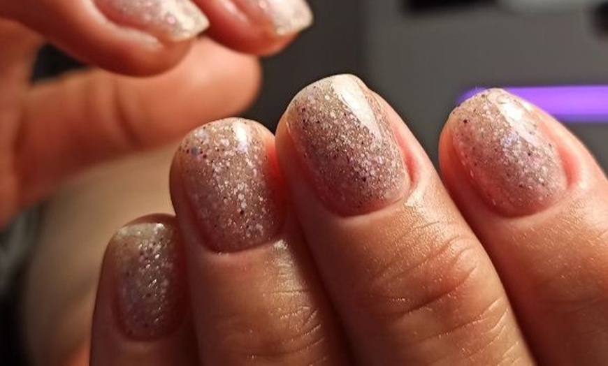 Image 13: Piękne paznokcie na co dzień: manicure i pedicure hybrydowy