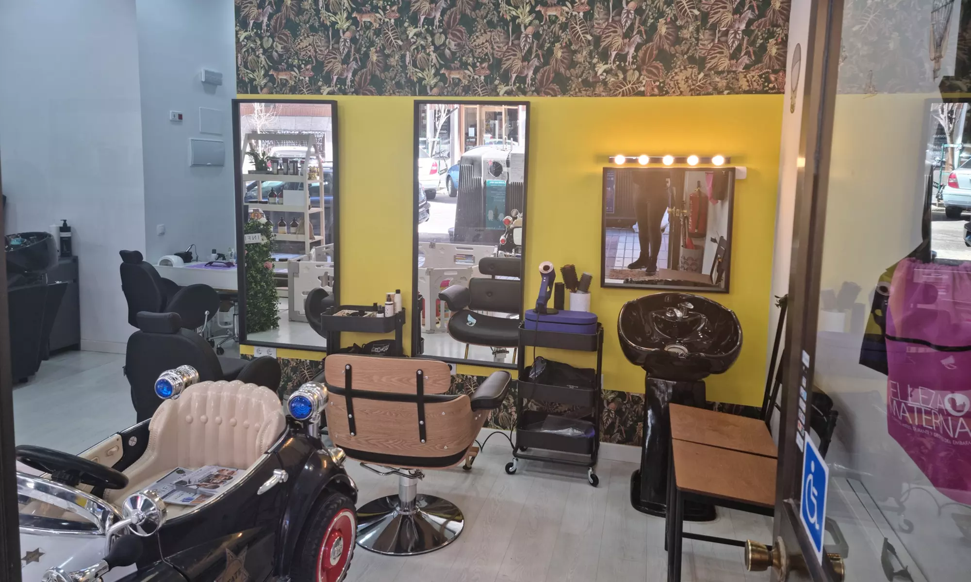 Corte, hidratación y opción a color en peluquería para toda la familia