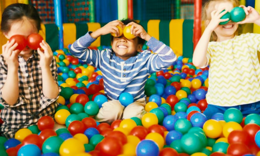 Image 4: Acceso a parque de bolas con merienda para 1, 2 o 4 niños