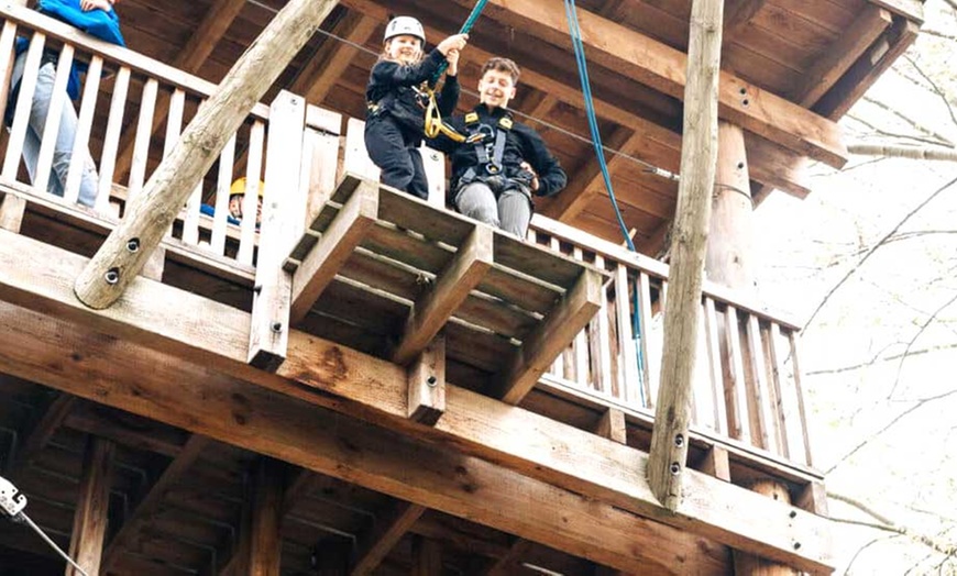 Image 4: Klim naar nieuwe hoogten in een spectaculair klimpark