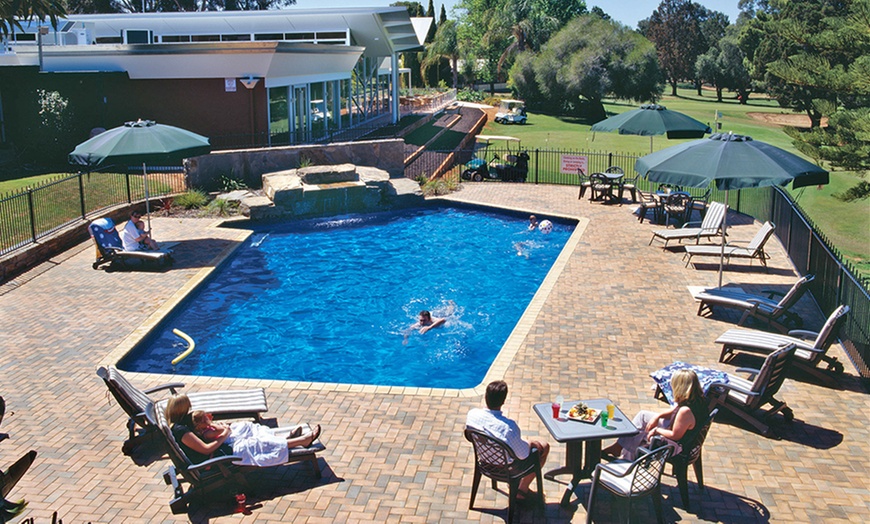 Image 3: Renmark: Resort Stay with Golf