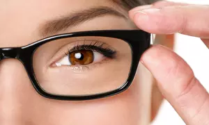 Gafas graduadas monofocales o progresivas con montura y lentes antirreflejantes o de sol desde 39,90 € en Saludvisión