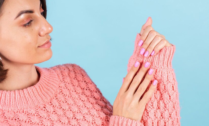 Image 14: Sesión de manicura, pedicura o ambas con esmaltado a elegir