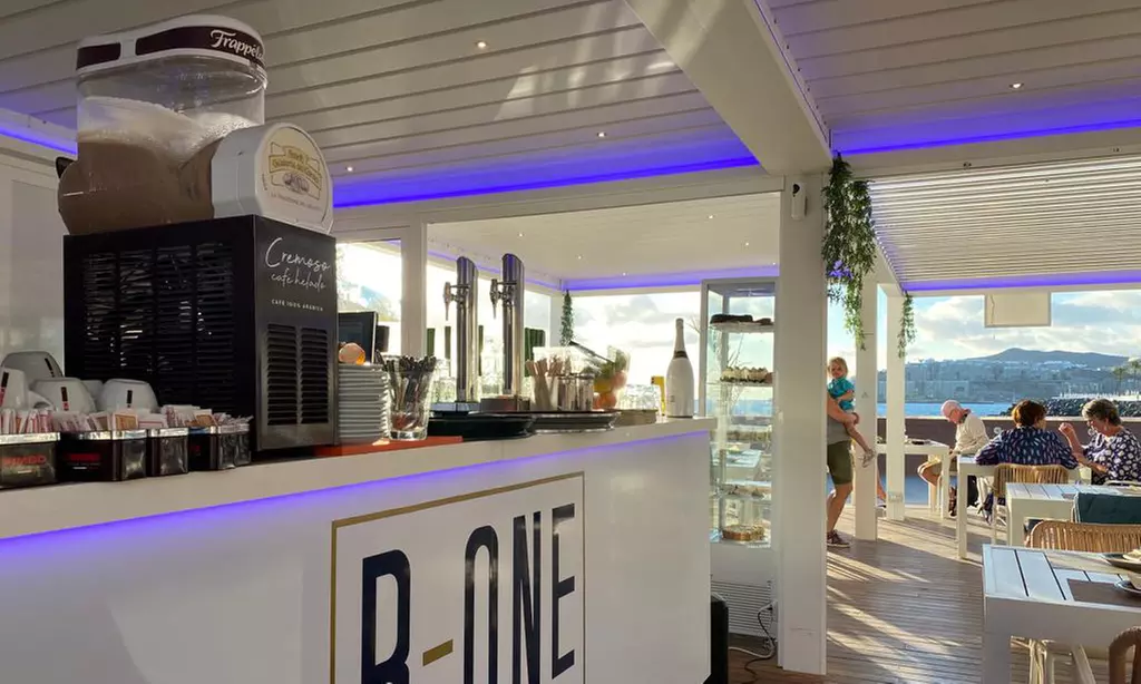 Menú mediterráneo para 2 o 4 personas con entrantes, principales, postres y bebidas en B-One Costa Alegre - Primary Image