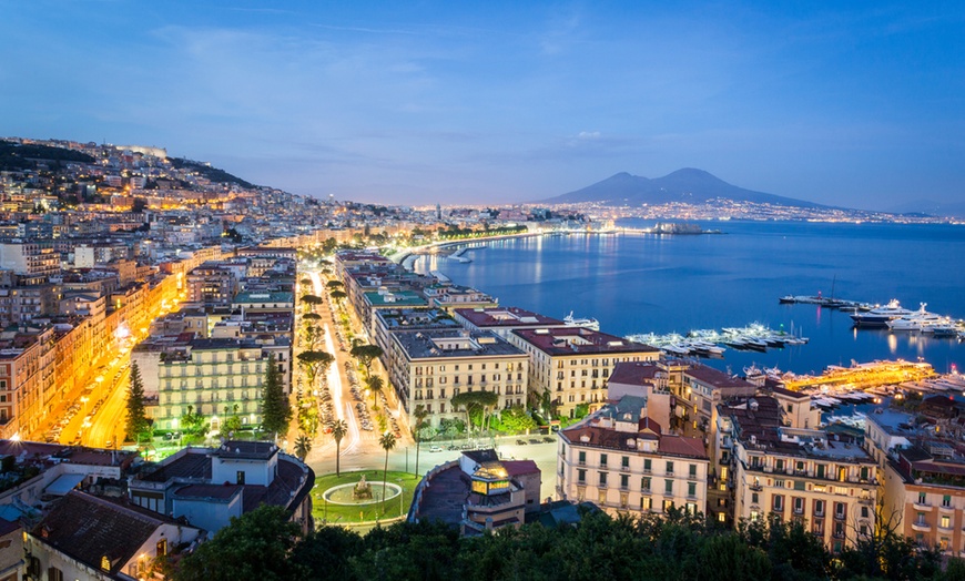 Image 1: Napoli, tra il Vesuvio e i Campi Flegrei