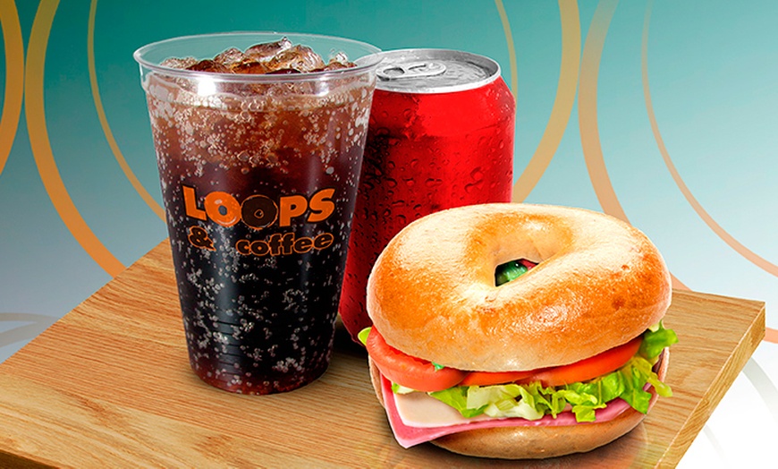 Image 1: Bagel y refresco Loops & Coffee