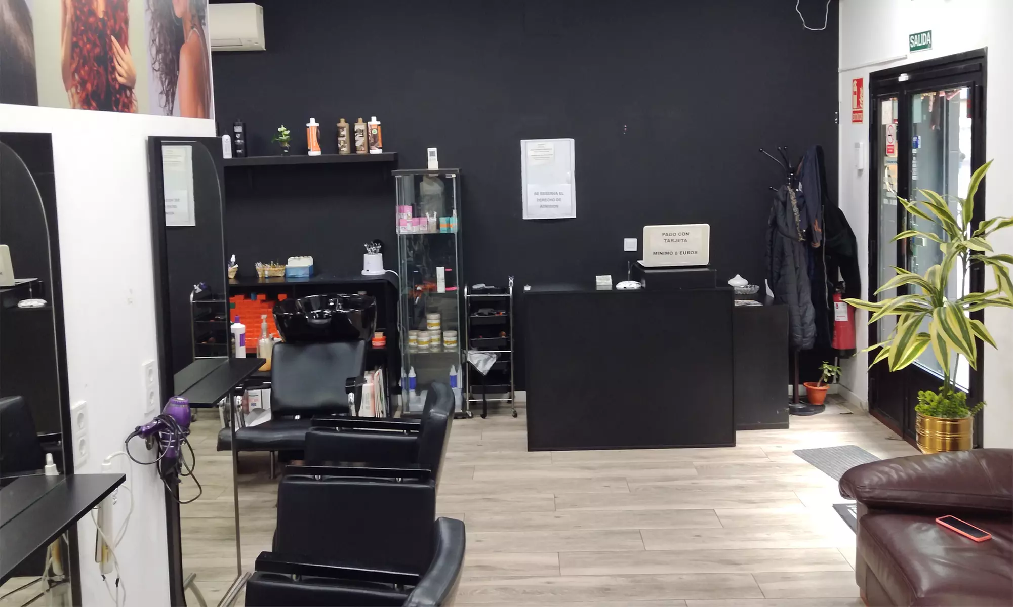 Sesión de peluquería con corte, tratamiento y tinte en Virginia Arias