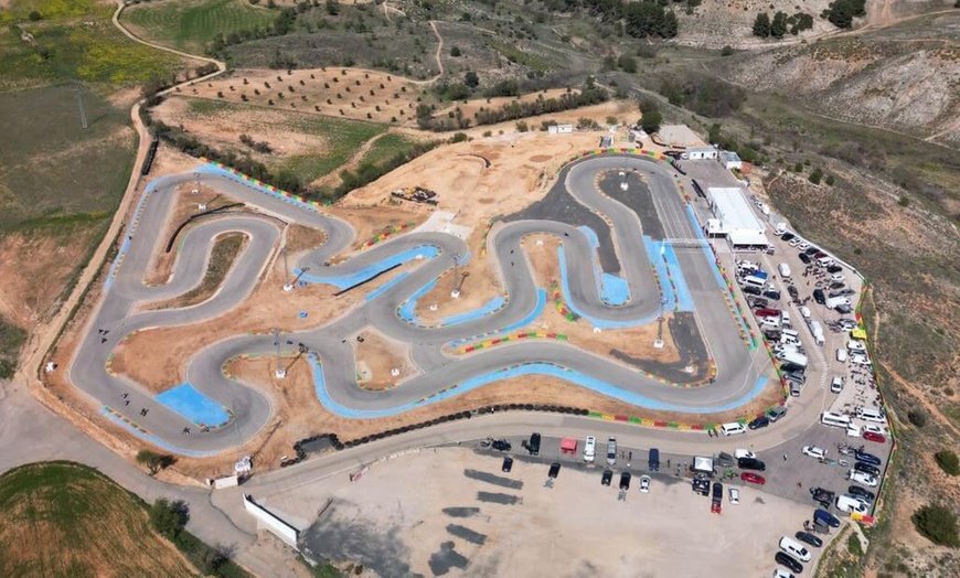 Image 3: 2 tandas de 8 minutos en kart individual para 1 o 2 adultos