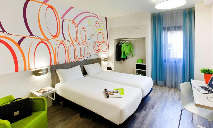 Image 7: Madrid: Double Room with Welcome Drink