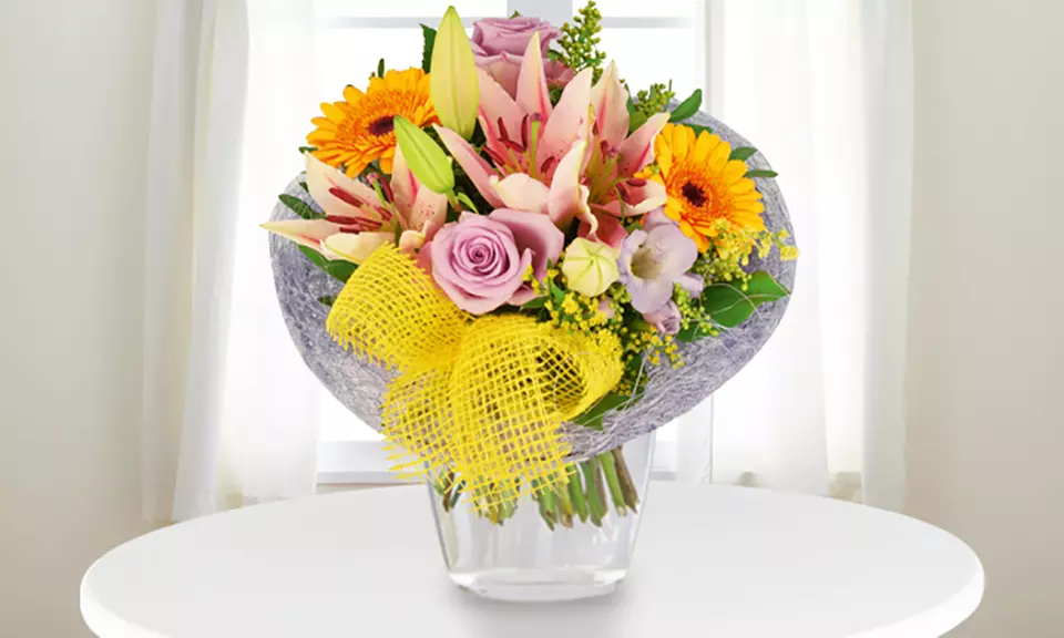 Schöner Muttertags-Blumenstrauß mit Lindt-Schokolade, Perlwein, Grußkarte und Wunschtermin von Bluvesa (44% sparen*) - Second Medium