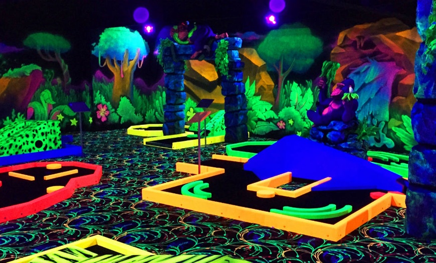 Image 2: Glow-in-the-dark minigolf (2 p.)