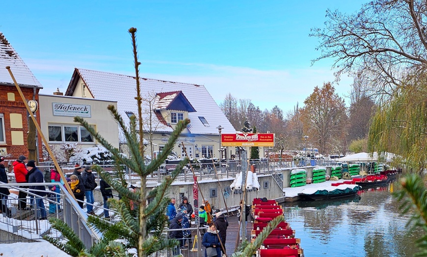 Image 5: 1 Std. Glühwein-Kahnfahrt inkl. je 2 Becher Glühwein o. Tee für 2 o. 4