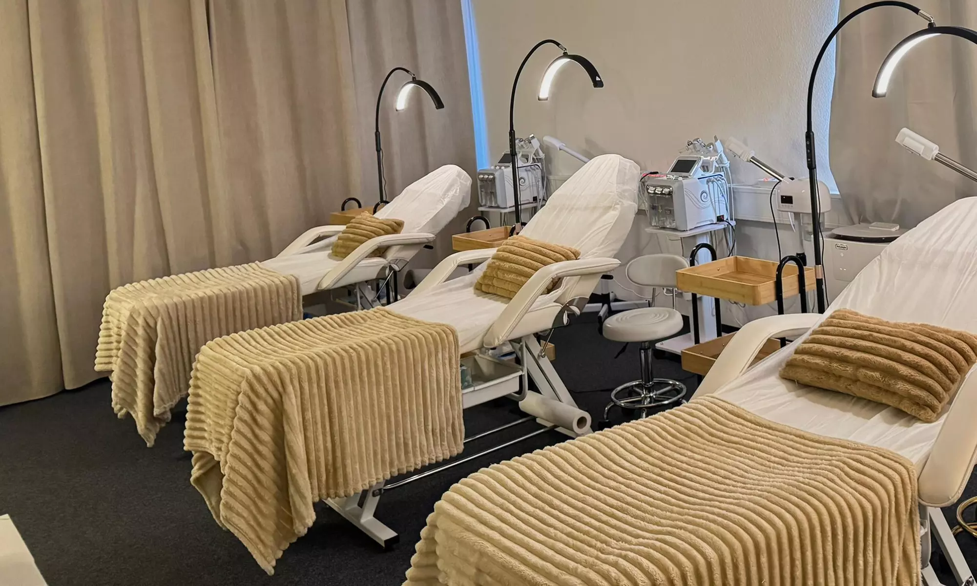 Verwöhne dich: Massage, Gesichtsbehandlung und Lash- & Brow-Lifting