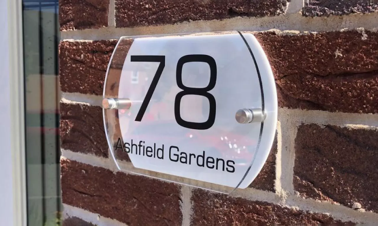 One Oval Curve White Door Sign at Decomatters