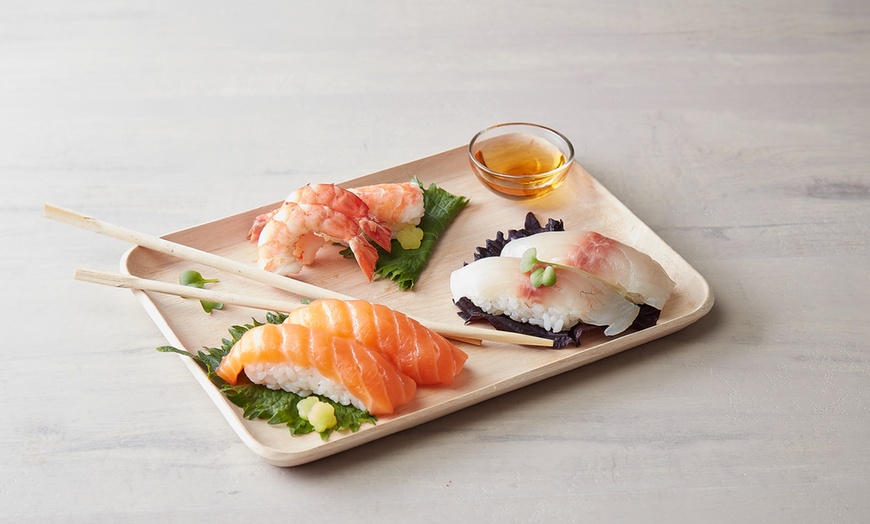 Image 5: Salade japonaise et plateaux de sushis