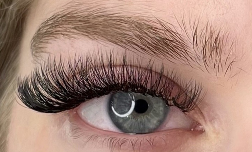 Image 2: Learn 1-1 Classic or/and Volume Eyelash Extension Course