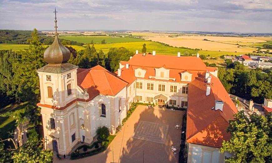 Image 2: Bei Prag: 2-3 Nächte für Zwei mit Frühstück, 1x Dinner & Wellness