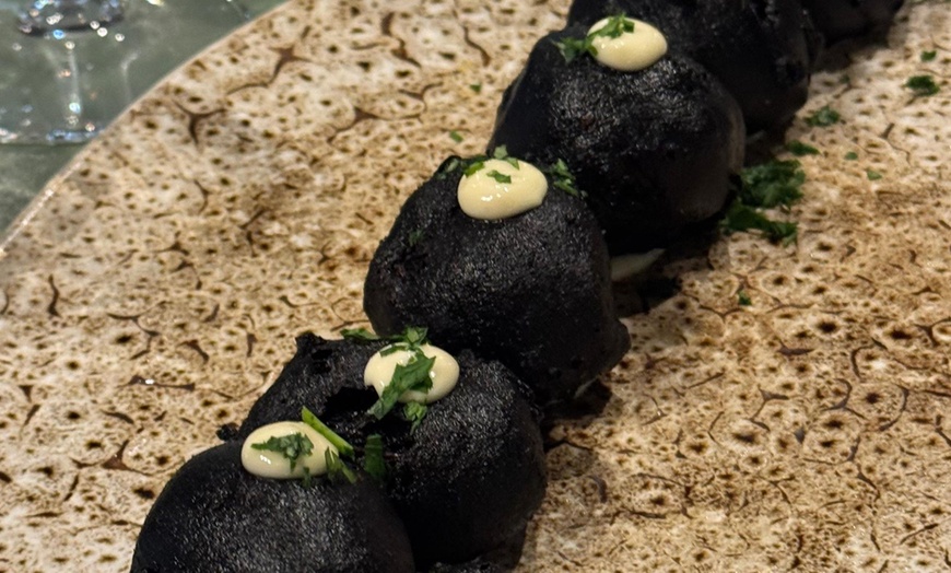 Image 11: Menú fusión para 2 o 4 personas con postre y opción a botella de vino