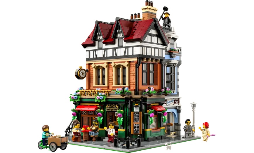 Image 8: LEGO Harry Potter 76457 Village of Hogsmeade Collector's Edition 