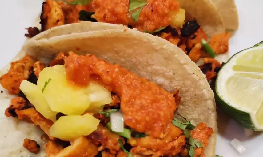 Menú mexicano con entrantes, principales, postre y bebidas