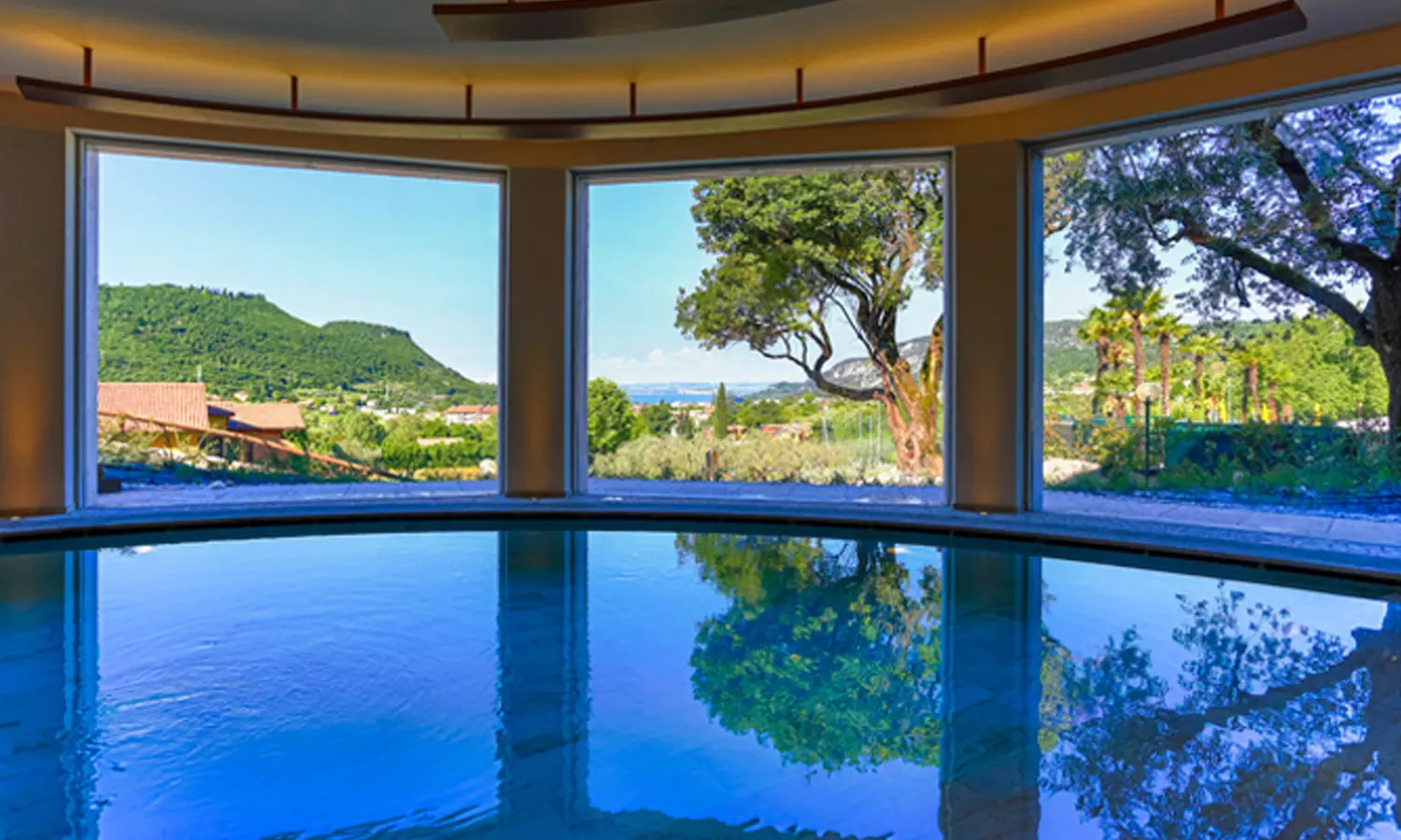 Pranzo o cena sul Lago di Garda con Spa, campo da tennis e da golf per 2 persone, al Poiano Resort (sconto  57%) - Primary Image