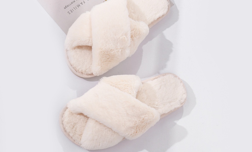 Image 4: Warm Faux Fur Women's Slippers