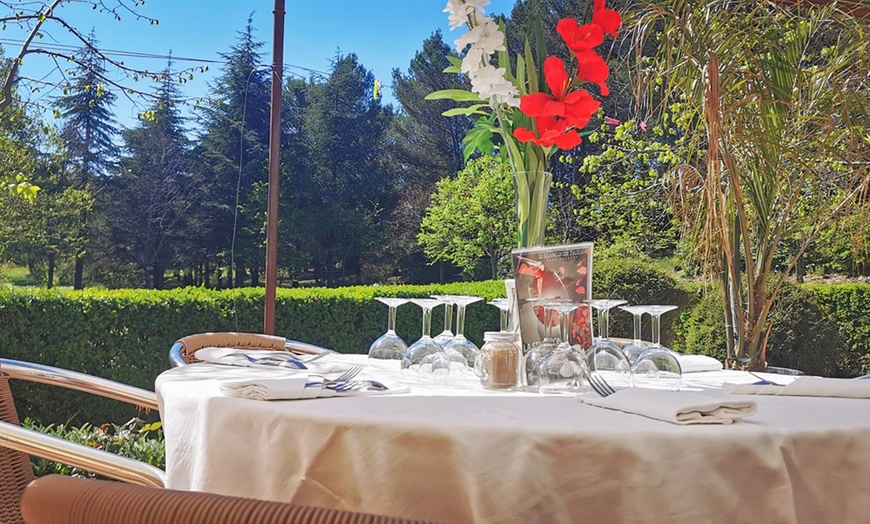 Image 3: Repas convivial au restaurant Le Manoir De Fauzan