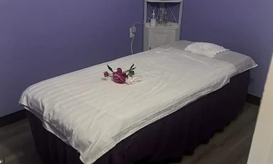 Image 3: Single/Couples Massage with Hot Oil & Essential Oil or Hot Stones
