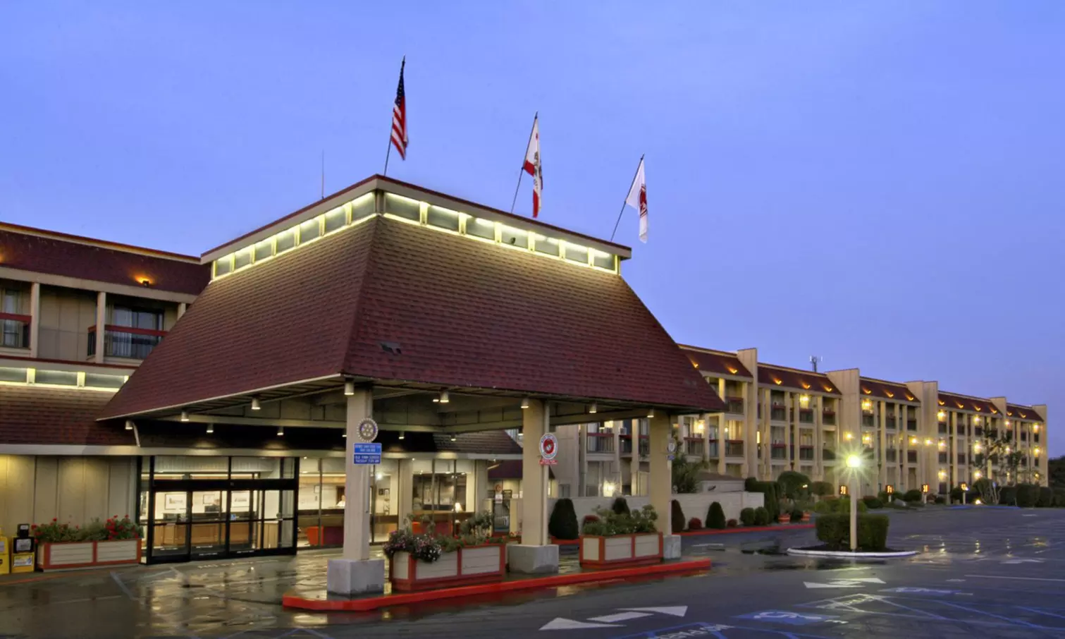 Stay with Daily Breakfast at Red Lion Hotel Eureka in California. Dates into May. - Second Medium