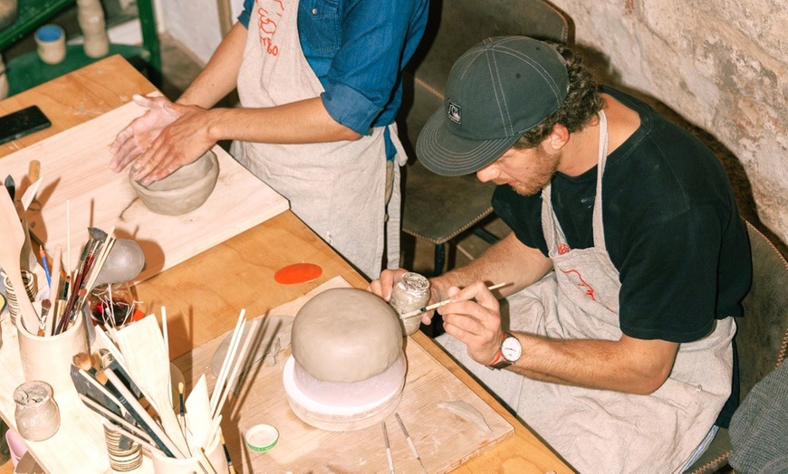 Image 9: Talleres de cerámica y vino: crea piezas únicas mientras disfrutas