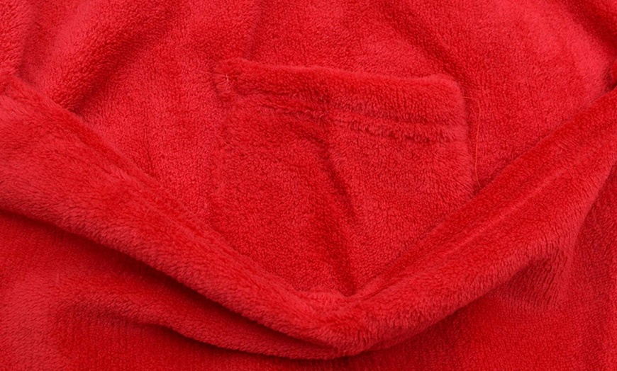 Image 4: Sleeved Throw Blanket