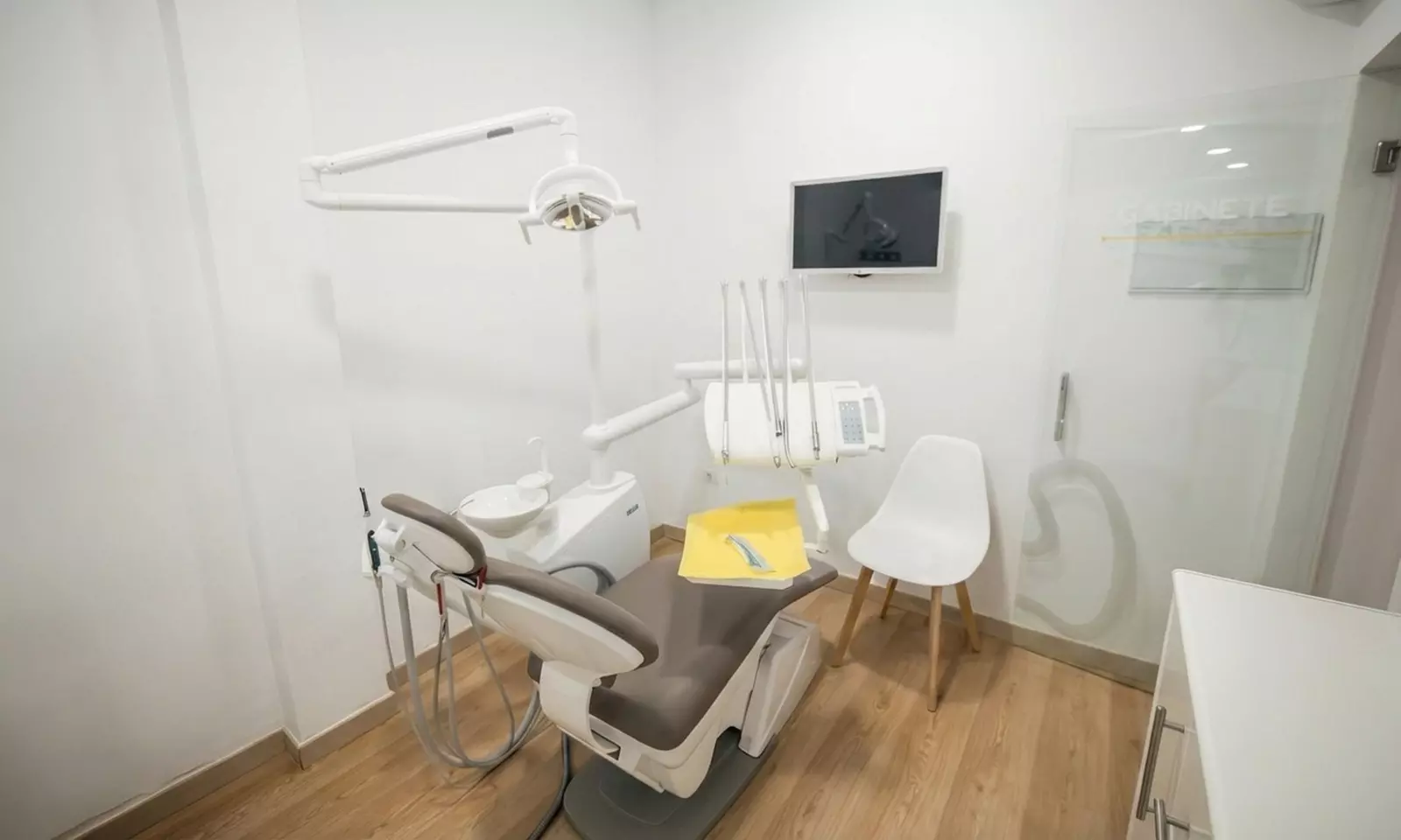 Limpieza bucal con revisión, diagnóstico y colocación de brillante