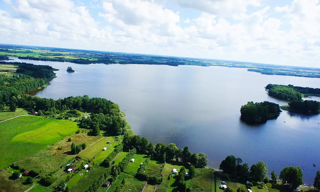 Mazury: 2-8 dni dla 2 osób ze śniadaniami lub wyżywieniem albo dla 4 lub 6 osób w domku w Gościńcu pod Dębem - Primary Image