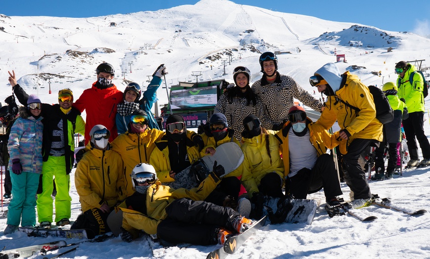 Image 10: Deslízate como un pro: clases de esquí o snow con material incluido