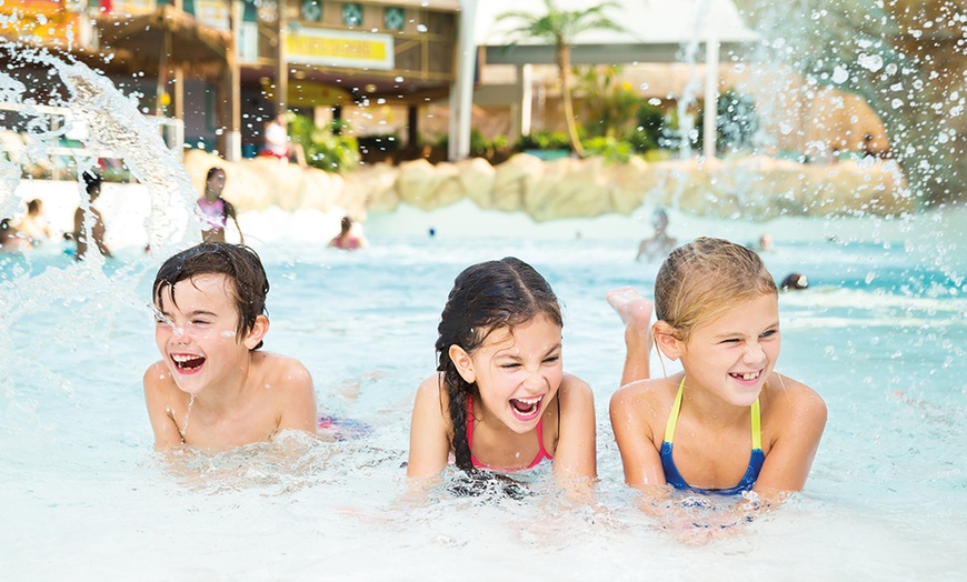 Image 8: Plongeon familial à Aqualibi : vagues, toboggans et bonheur tropical