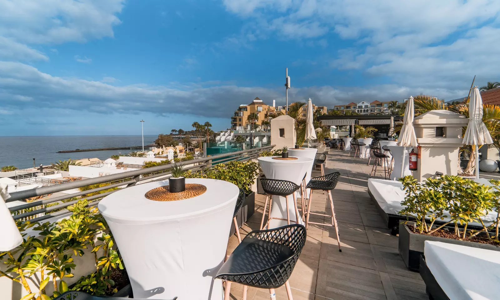 Brunch en 5 pasos con vistas al mar para 2 o 4 personas con embutidos ibéricos quesos canarios y zumos en texturas - Primary Image