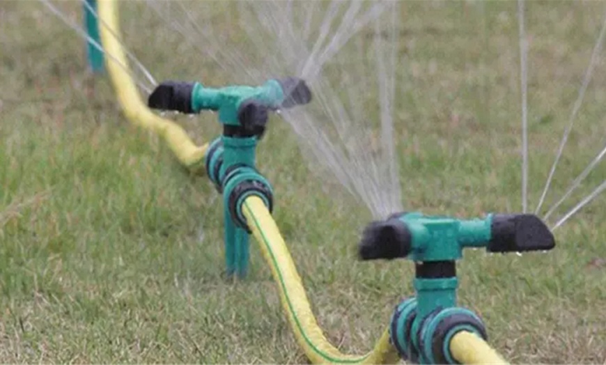 Image 2: Automatic Rotating Lawn Sprinkler