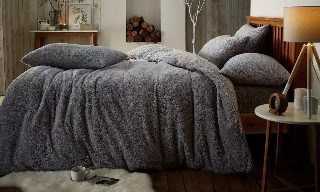 EDS Teddyfell-Bettwäsche oder Spannbettlaken in der Farbe und Größe nach Wahl - Primary Image