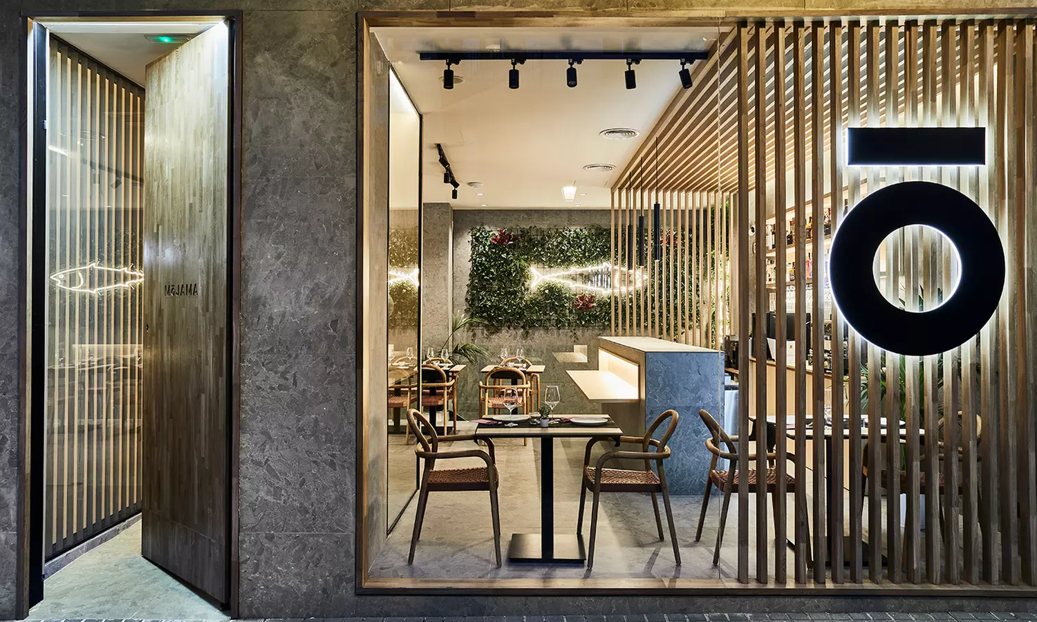 Menú mediterráneo para 2 o 4 personas con entrante, postre y bebida