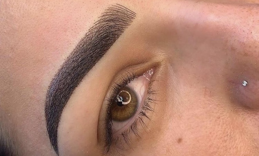 Image 1: Luce un eyeliner semipermanente con microblading o micropigmentación