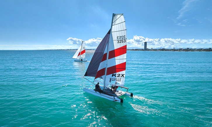 Entdecke den Nervenkitzel des Katamaran-Segelns!