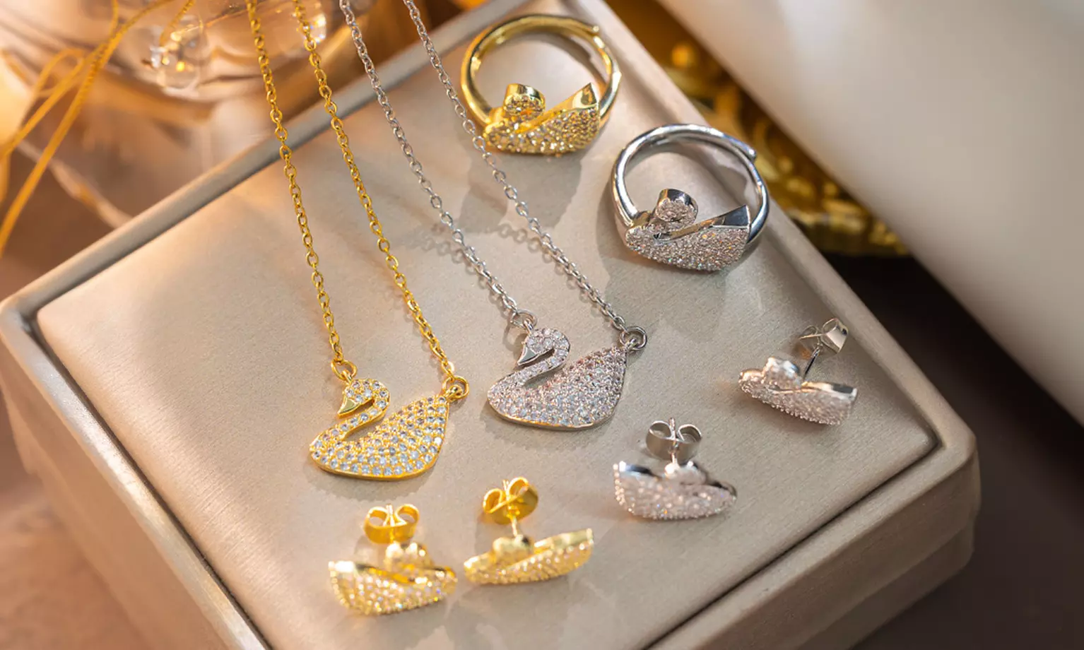 Calendrier de l'Avent composé de bijoux ornés de cristaux Premium Aurelis - Primary Image