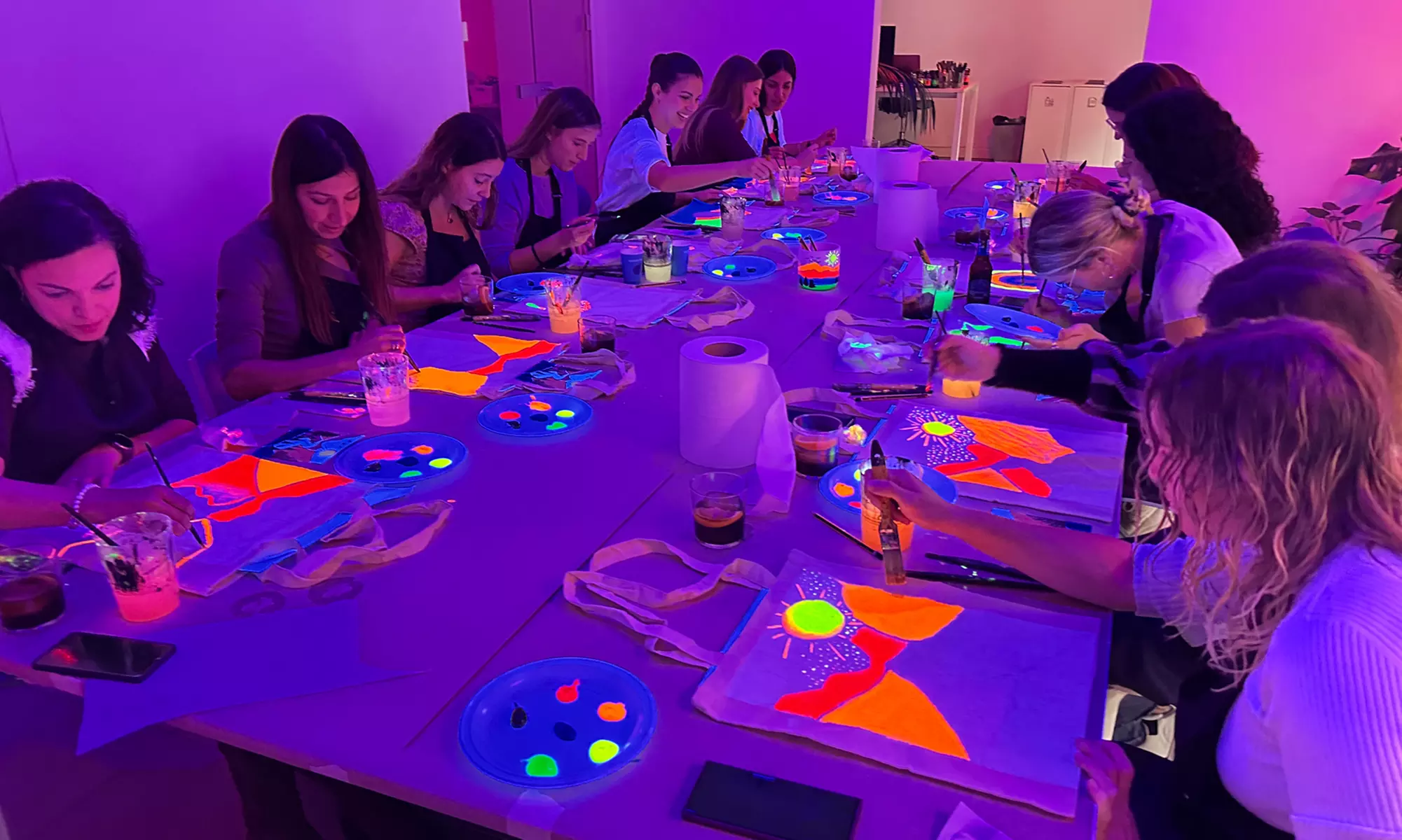 Pinta una totebag con vermú y cerveza en Malasaña para 1 o 2 personas