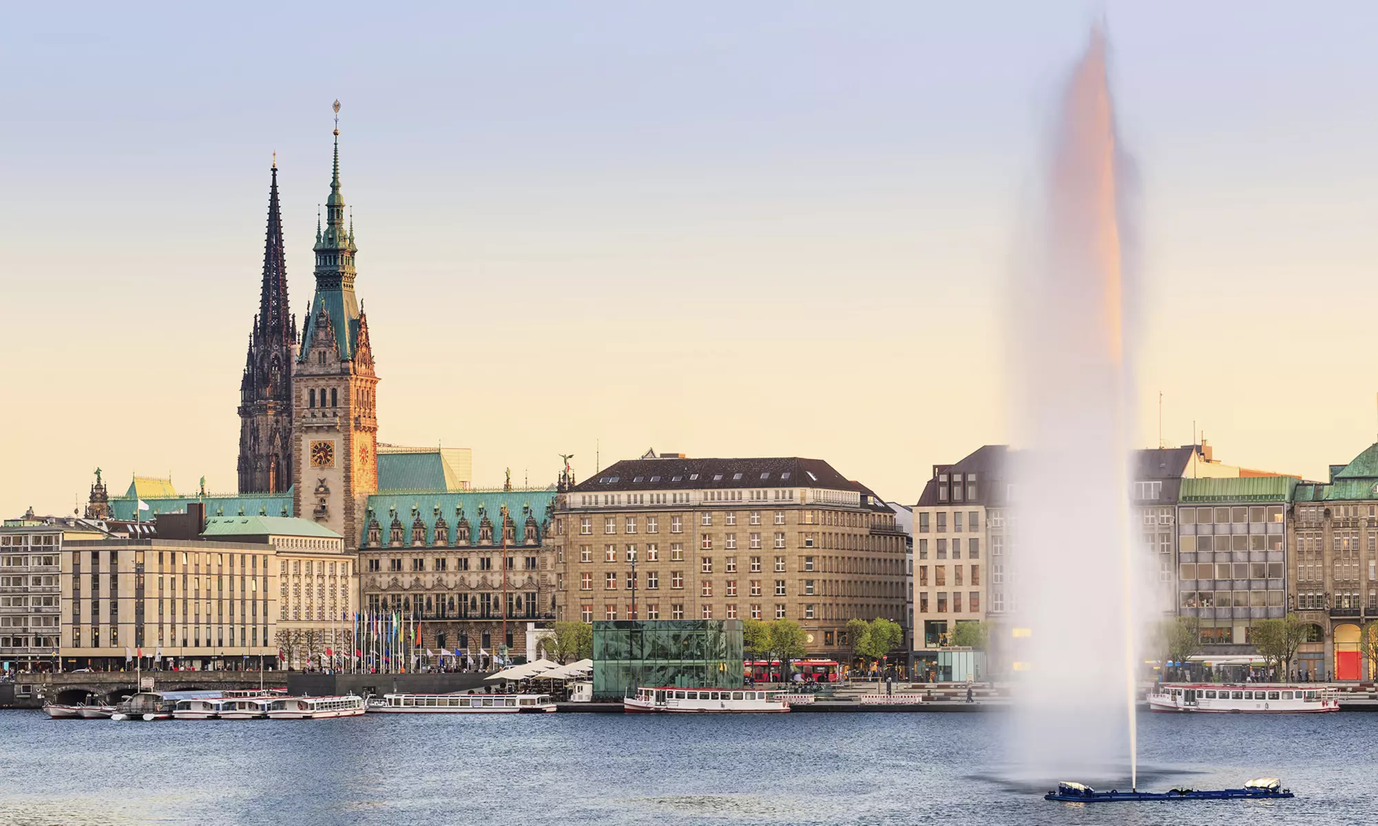 Hamburg: 2-6 Tage für Zwei mit Late Check-Out & wahlweise Waterkant Tour im 4* Zollenspieker Fährhaus ab 60 € p.P. - Primary Image