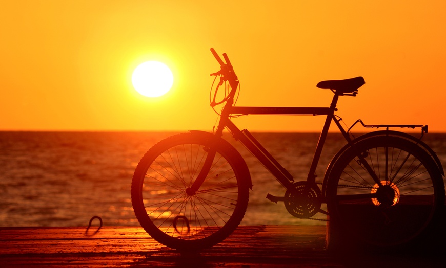 Image 1: Alquiler de bicicleta y equipo de snorkel durante un día para 2